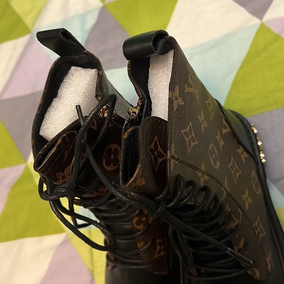 RARE L-V Inspired Combat/Lace up Boots - Picture 6 of 8